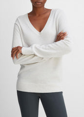 VINCE | Cashmere Weekend V-Neck Sweater in V-Neck - HEATHER WHITE