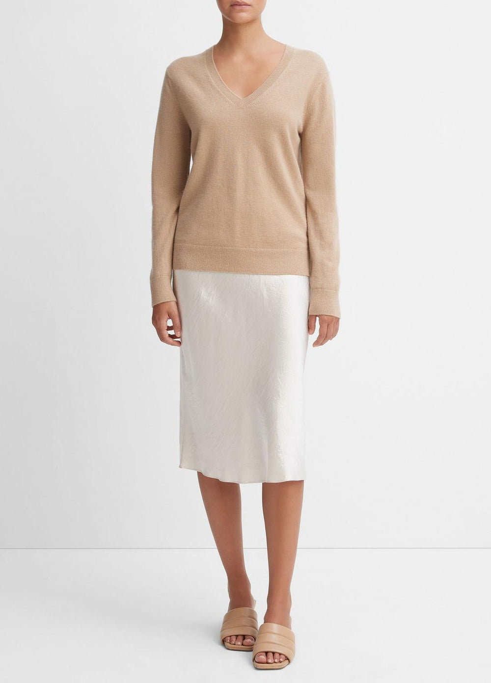 VINCE | Cashmere Weekend V-Neck Sweater in V-Neck - CAMEL