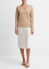 VINCE | Cashmere Weekend V-Neck Sweater in V-Neck - CAMEL