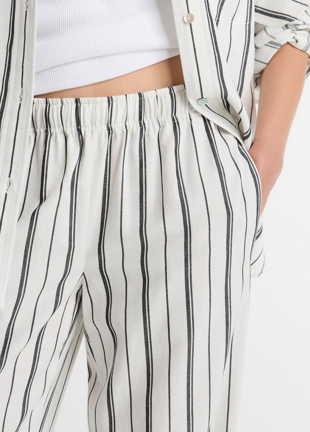 VINCE | Resort Stripe Pull-On Pant in Wide Leg - WHITE/BLACK