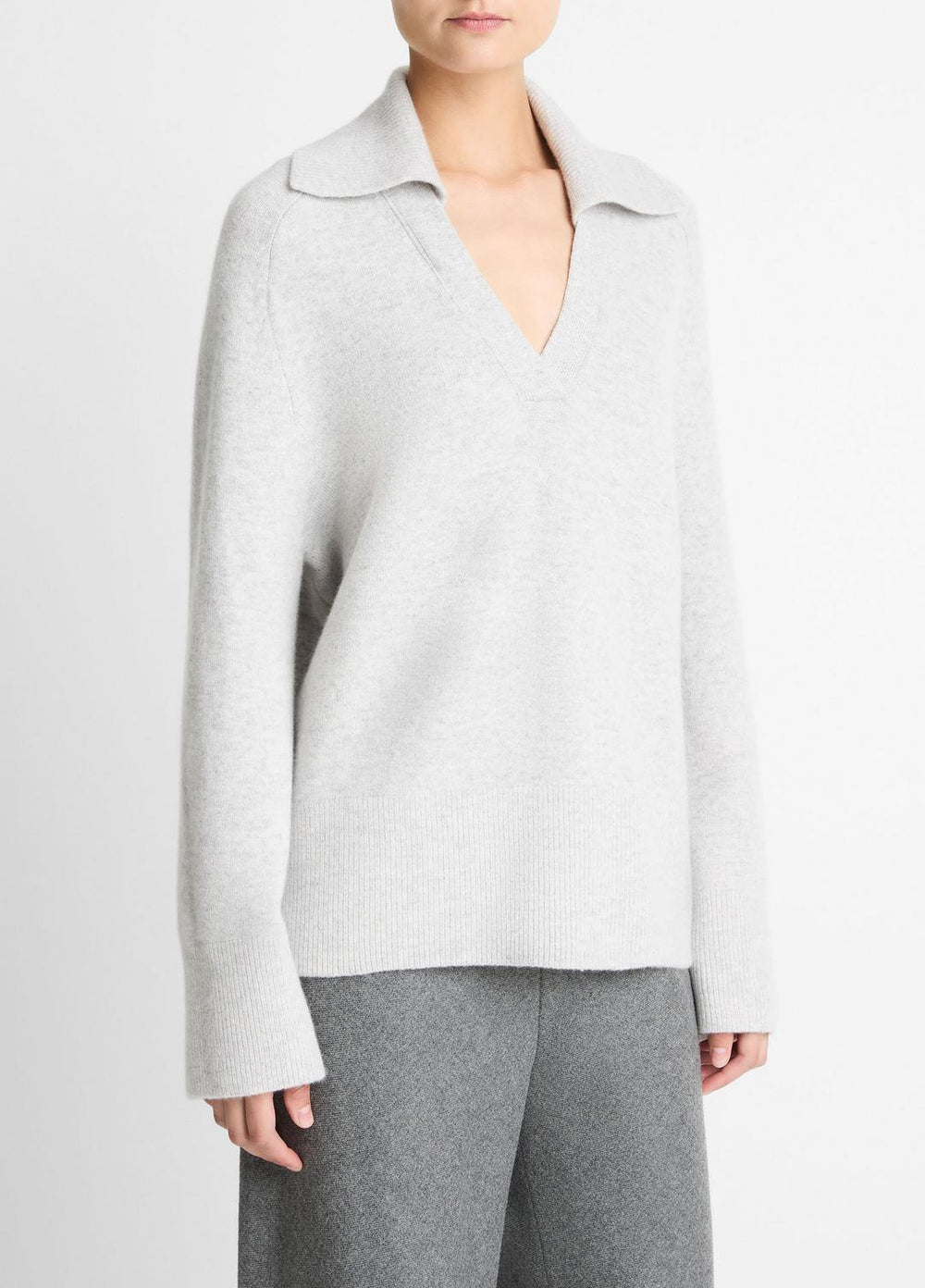 VINCE | Wool & Cashmere-Blend Oversized Polo Sweater in V-Neck - HEATHER PALE GREY