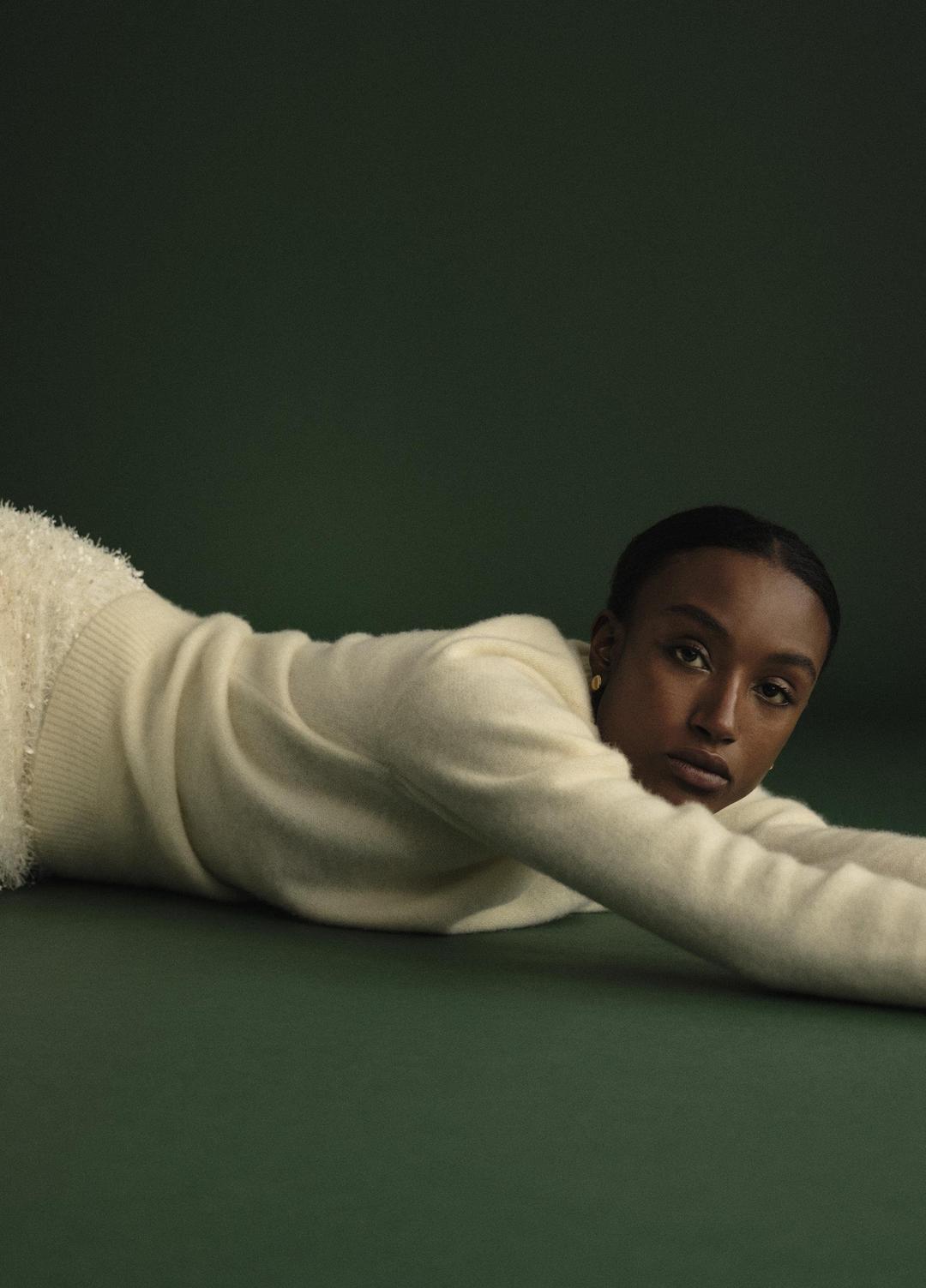 VINCE | Plush Cashmere Crew Neck Sweater in Crew Neck - OFF WHITE
