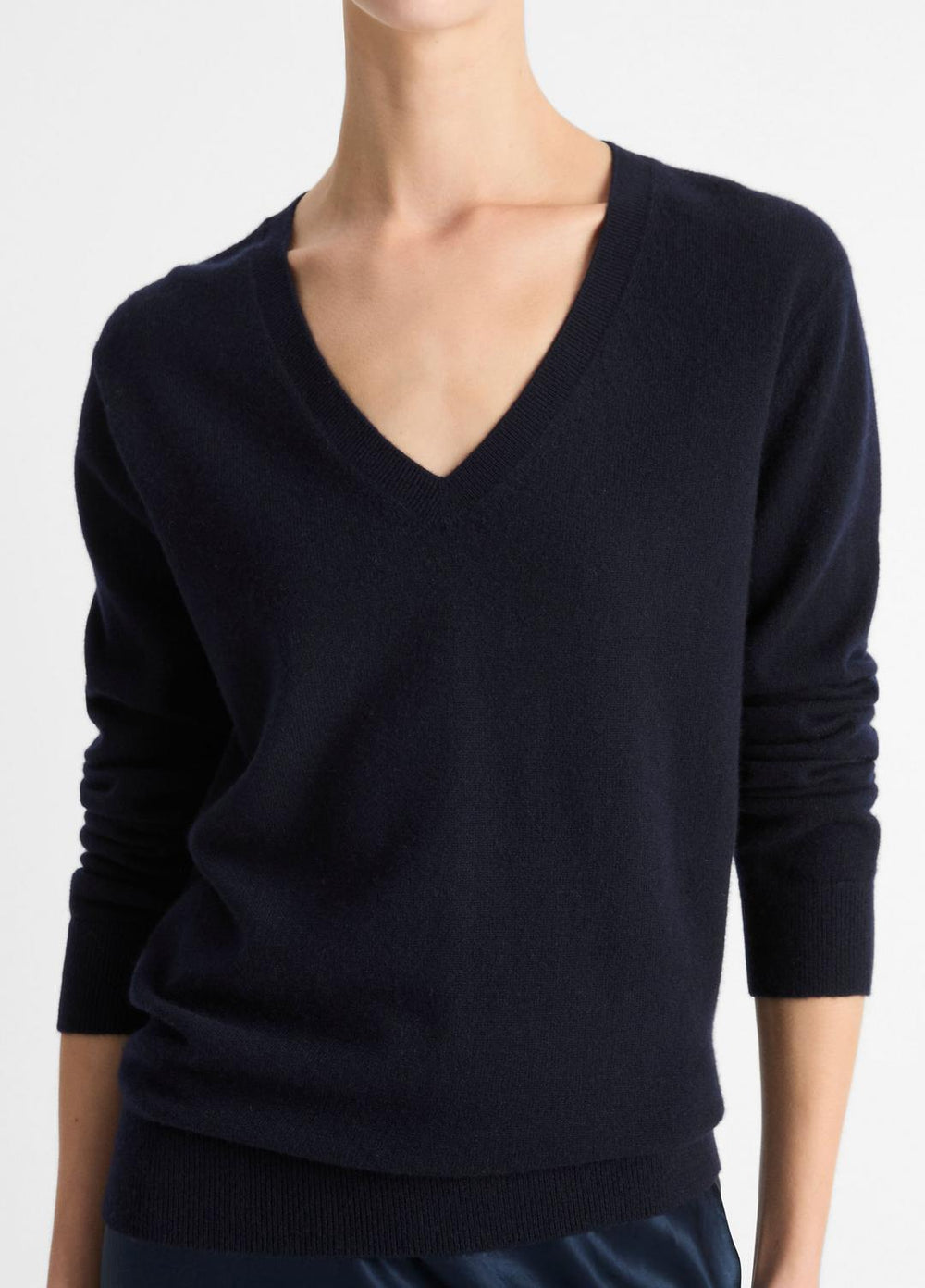 VINCE | Cashmere Weekend V-Neck Sweater in V-Neck - COASTAL BLUE