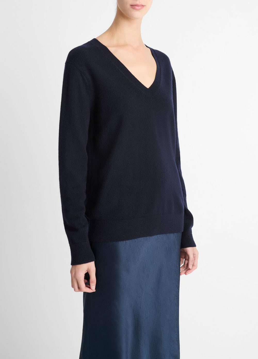 VINCE | Cashmere Weekend V-Neck Sweater in V-Neck - COASTAL BLUE