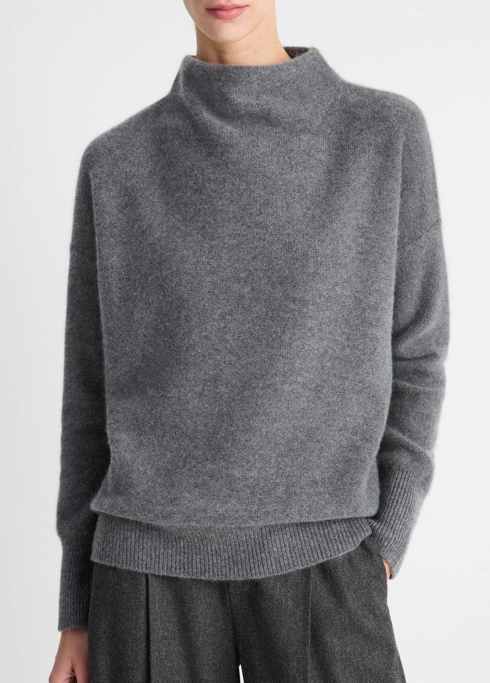VINCE | Plush Cashmere Funnel-Neck Sweater in Turtleneck - HEATHER GRAPHITE