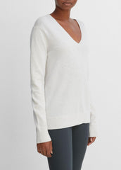 VINCE | Cashmere Weekend V-Neck Sweater in V-Neck - HEATHER WHITE
