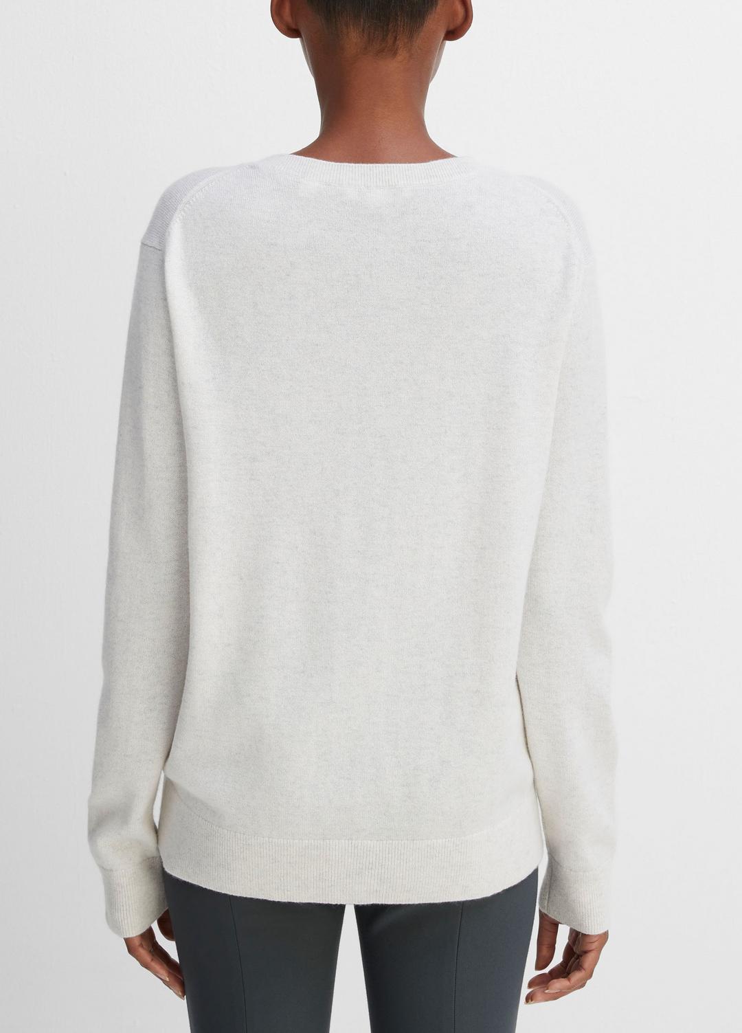 VINCE | Cashmere Weekend V-Neck Sweater in V-Neck - HEATHER WHITE