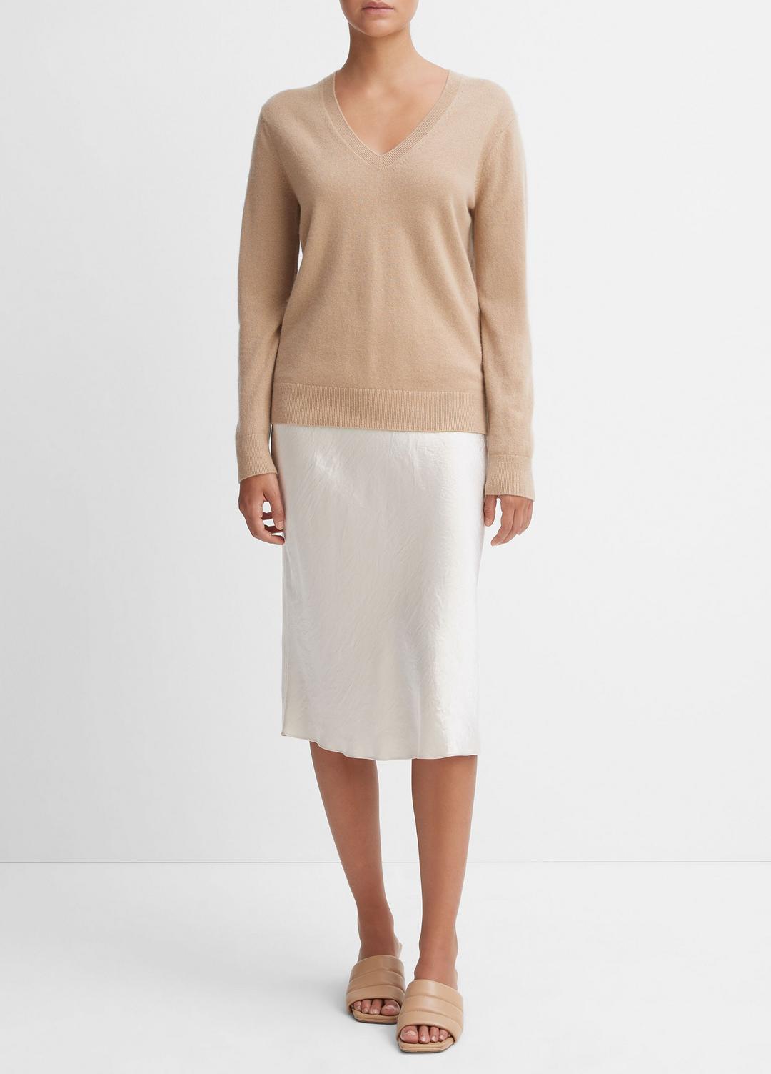 VINCE | Cashmere Weekend V-Neck Sweater in V-Neck - CAMEL