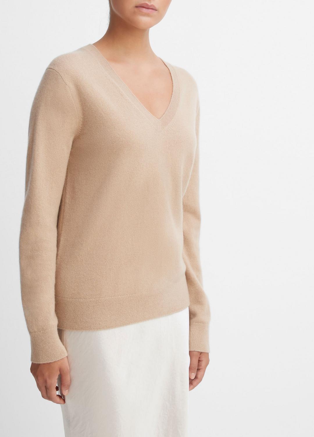 VINCE | Cashmere Weekend V-Neck Sweater in V-Neck - CAMEL
