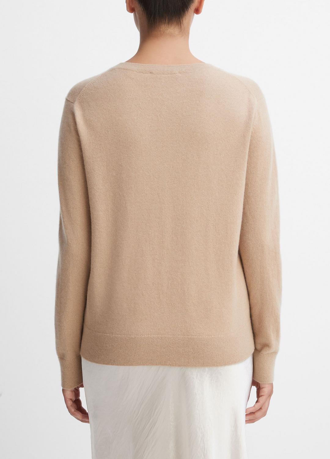 VINCE | Cashmere Weekend V-Neck Sweater in V-Neck - CAMEL
