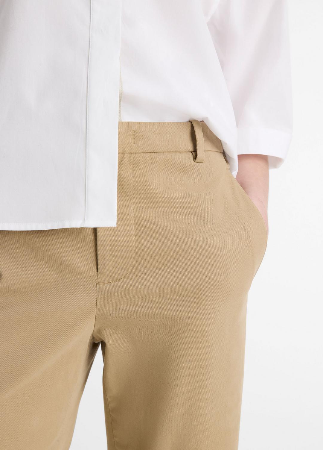 VINCE | Avery Mid-Rise Italian Stretch-Cotton Chino Pant in Trousers - DESERT