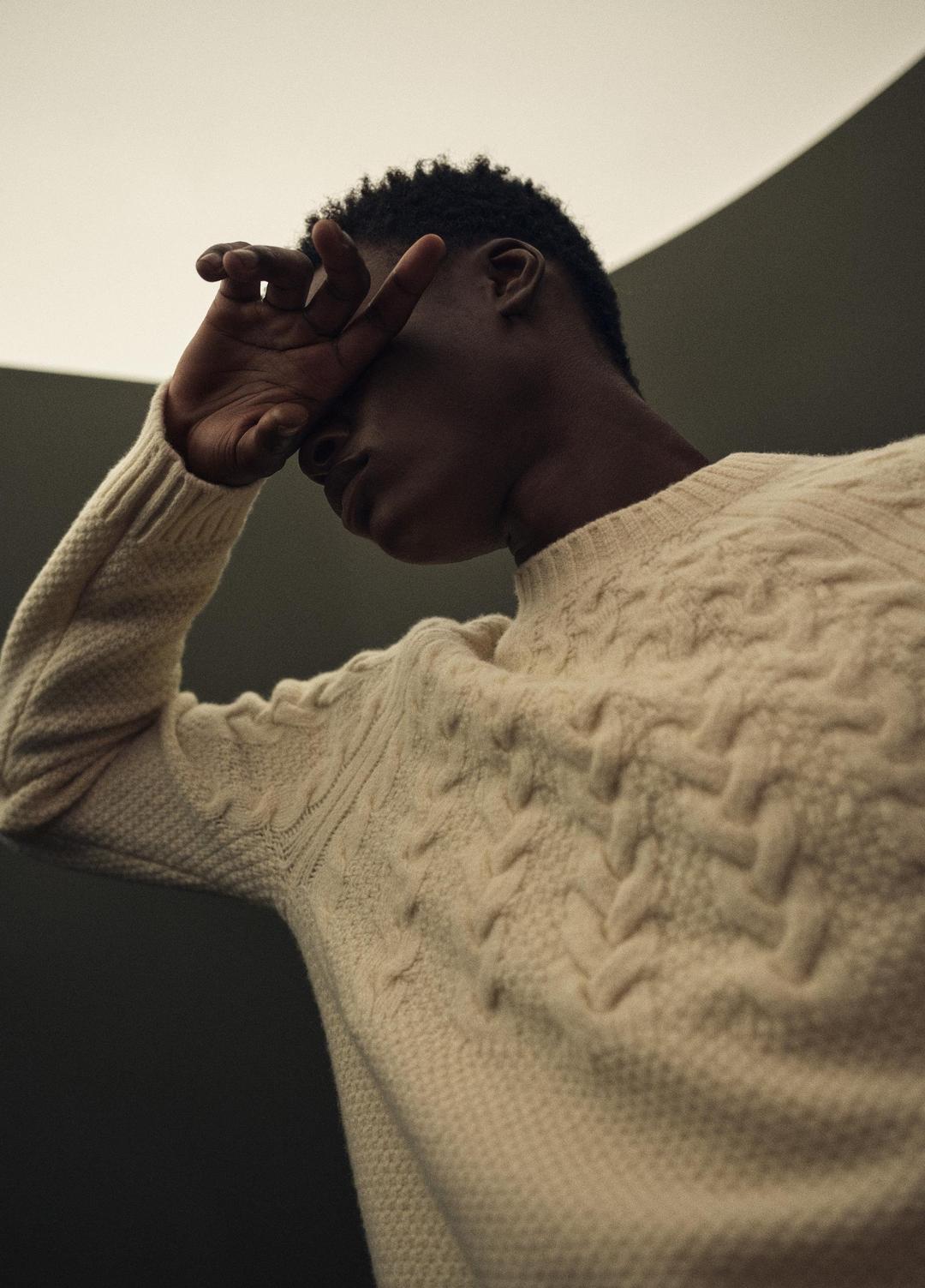 VINCE | Airspun Merino Wool Cable-Yoke Sweater in Crew Neck - LIGHT DUNE