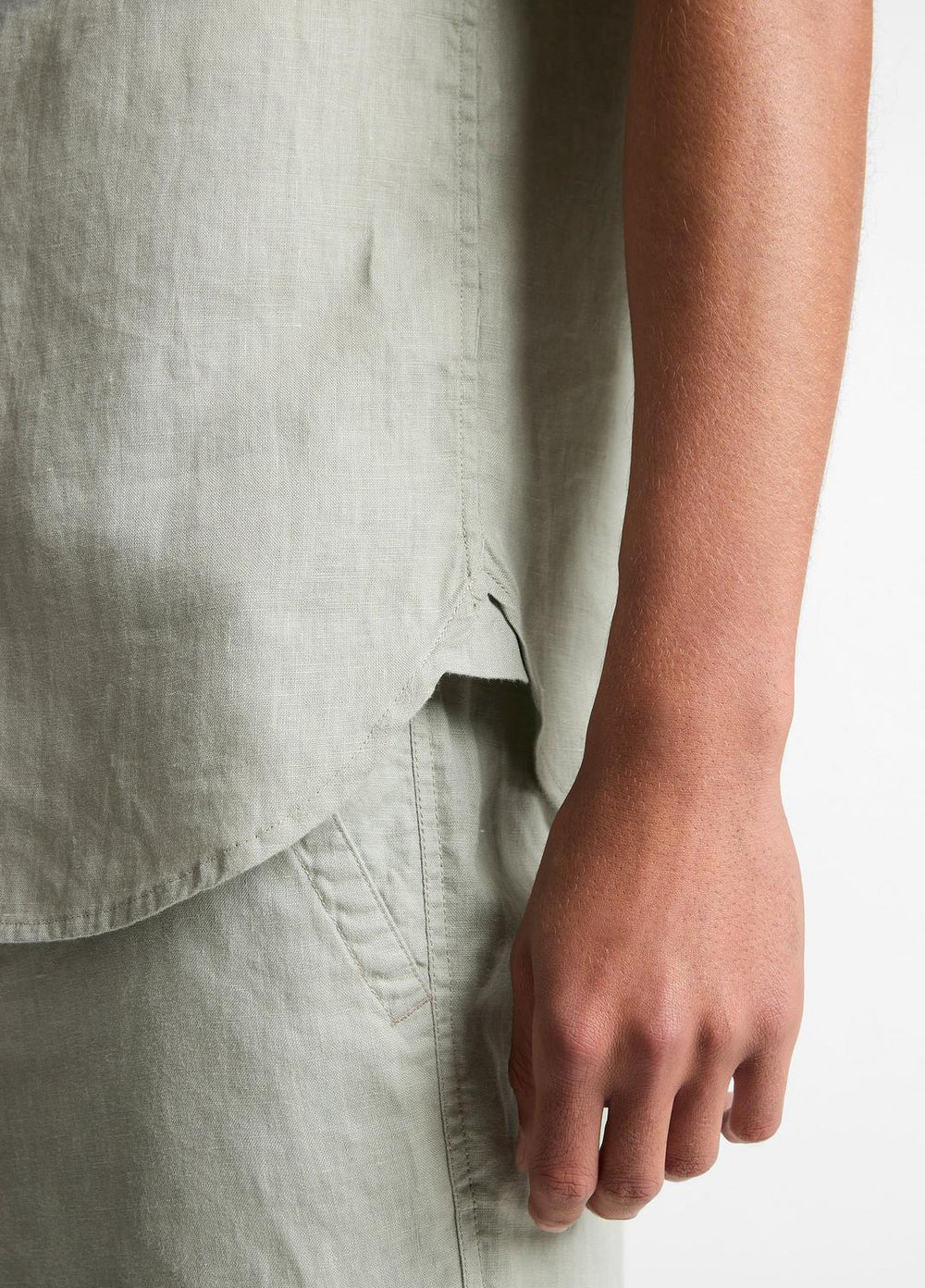 VINCE | Linen Short-Sleeve Shirt in Long Sleeve - MATCHA