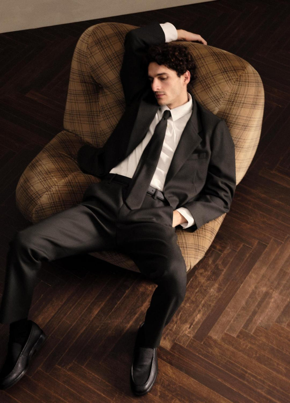 VINCE | Owen Athletic Wool Suiting Pant in Trousers - BLACK