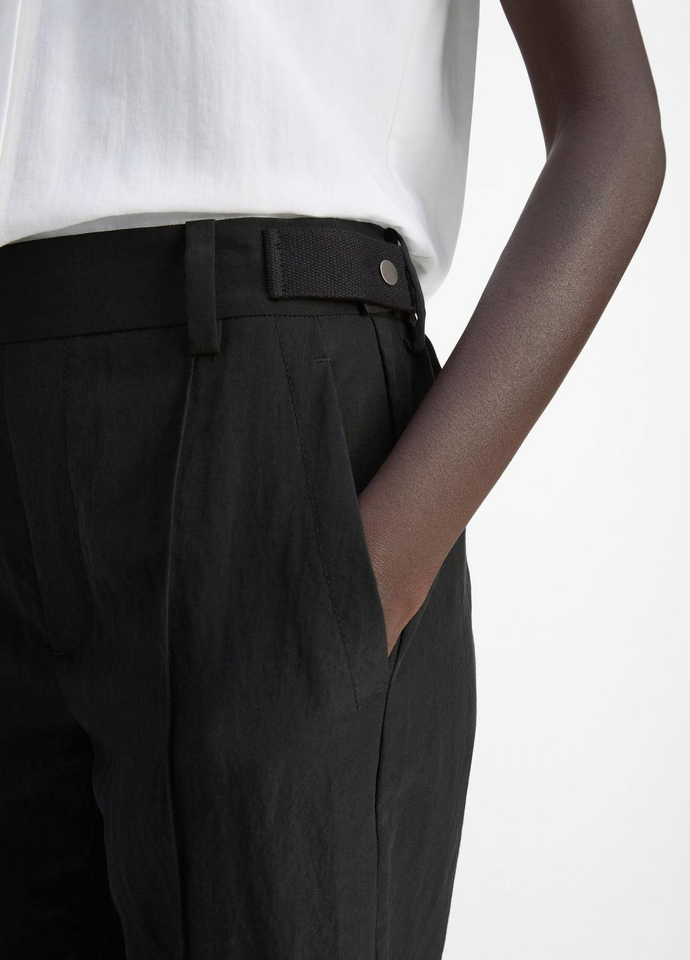 VINCE | Utility Tab-Detail Pull-On Pant in Pants & Shorts - BLACK